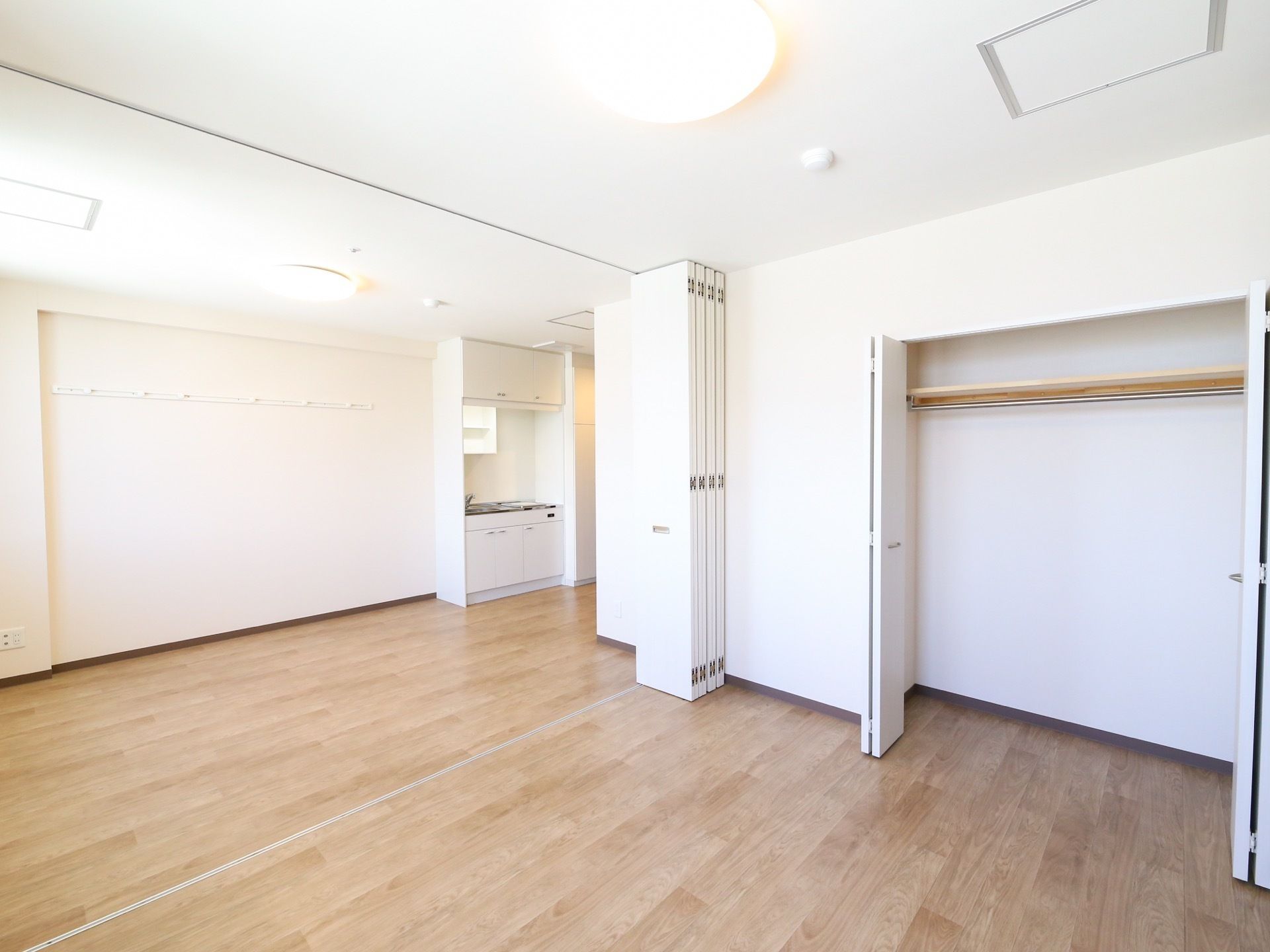可動式の壁で仕切ることのできる居室である。奥には、キッチンが設置されており、手前には大きなクローゼットがある。