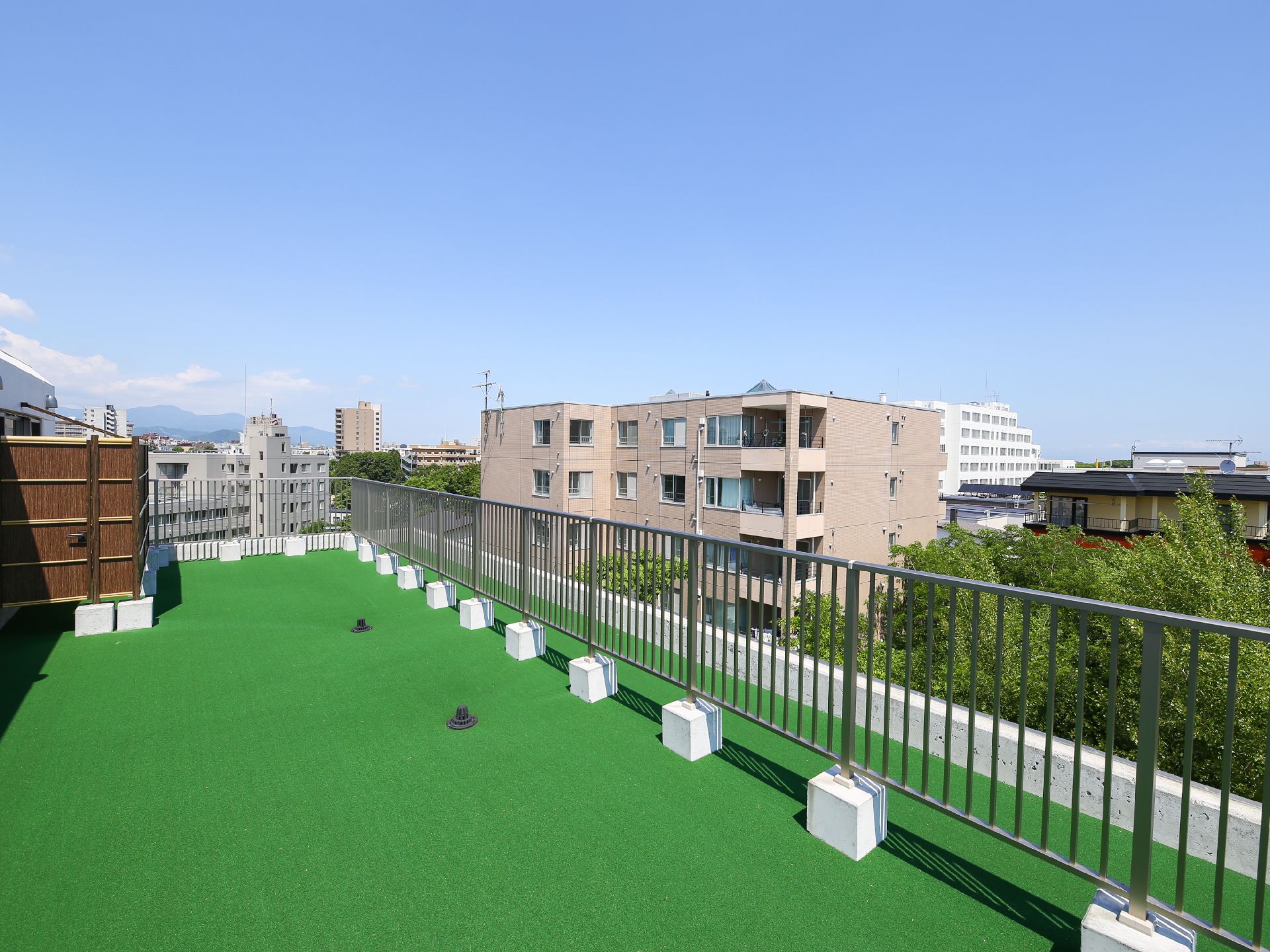 遠くの方に山を眺めることができる、日当たりの良い屋上