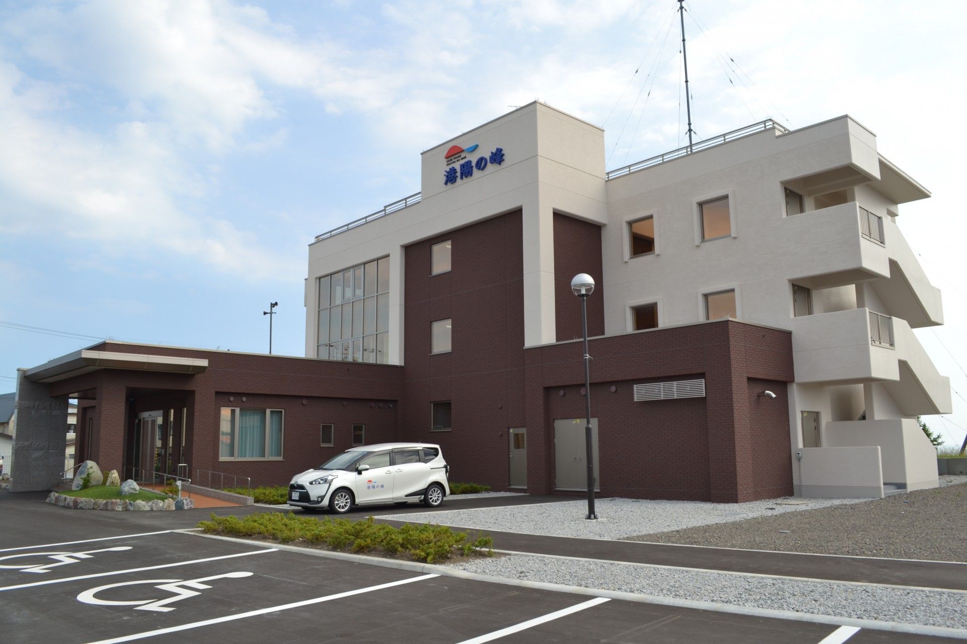 駐車場と建物の外観