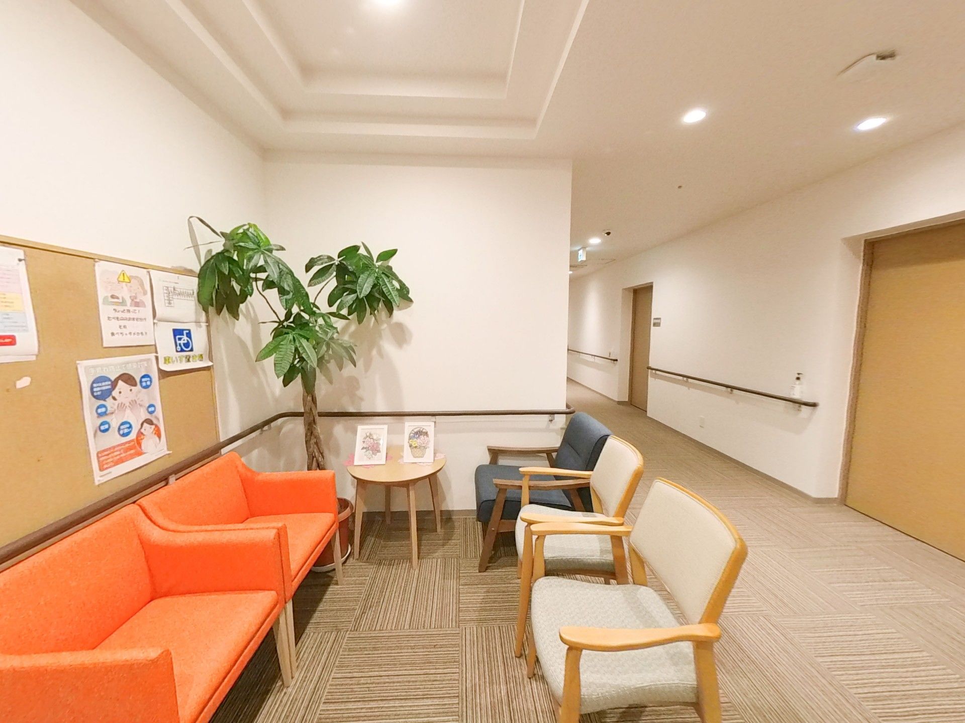 ソファーと椅子が設置された談話コーナー