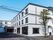 白い壁の3階建て建物