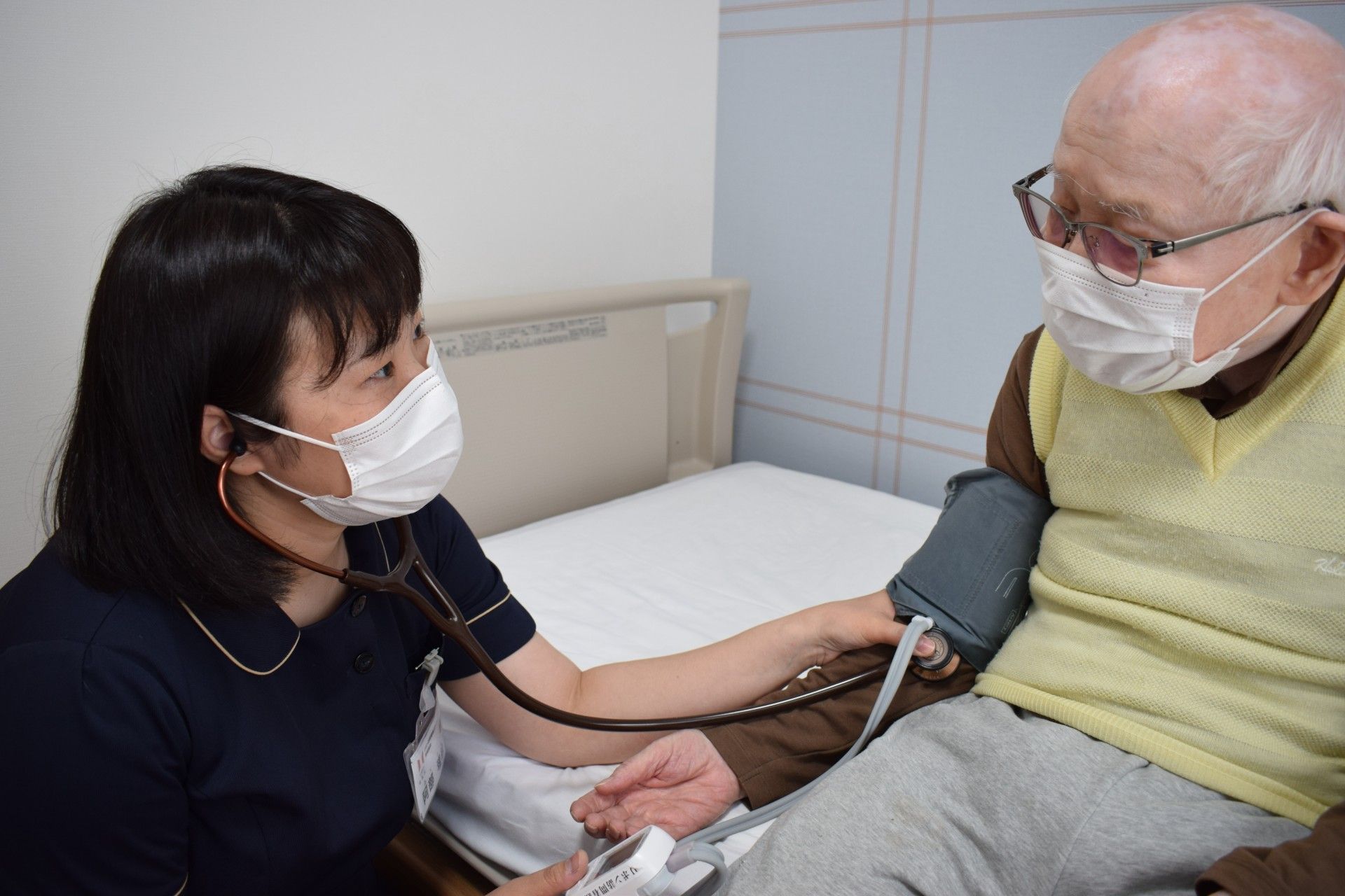 スライド式のドアが設置された居室