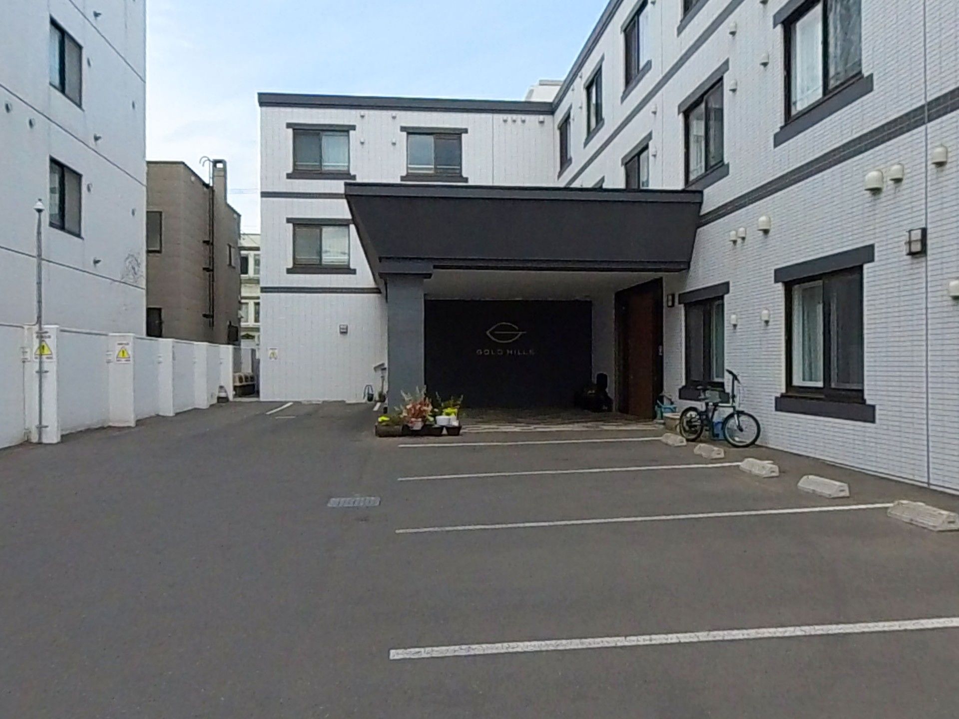 3階建てのサービス付き高齢者向け住宅の外観