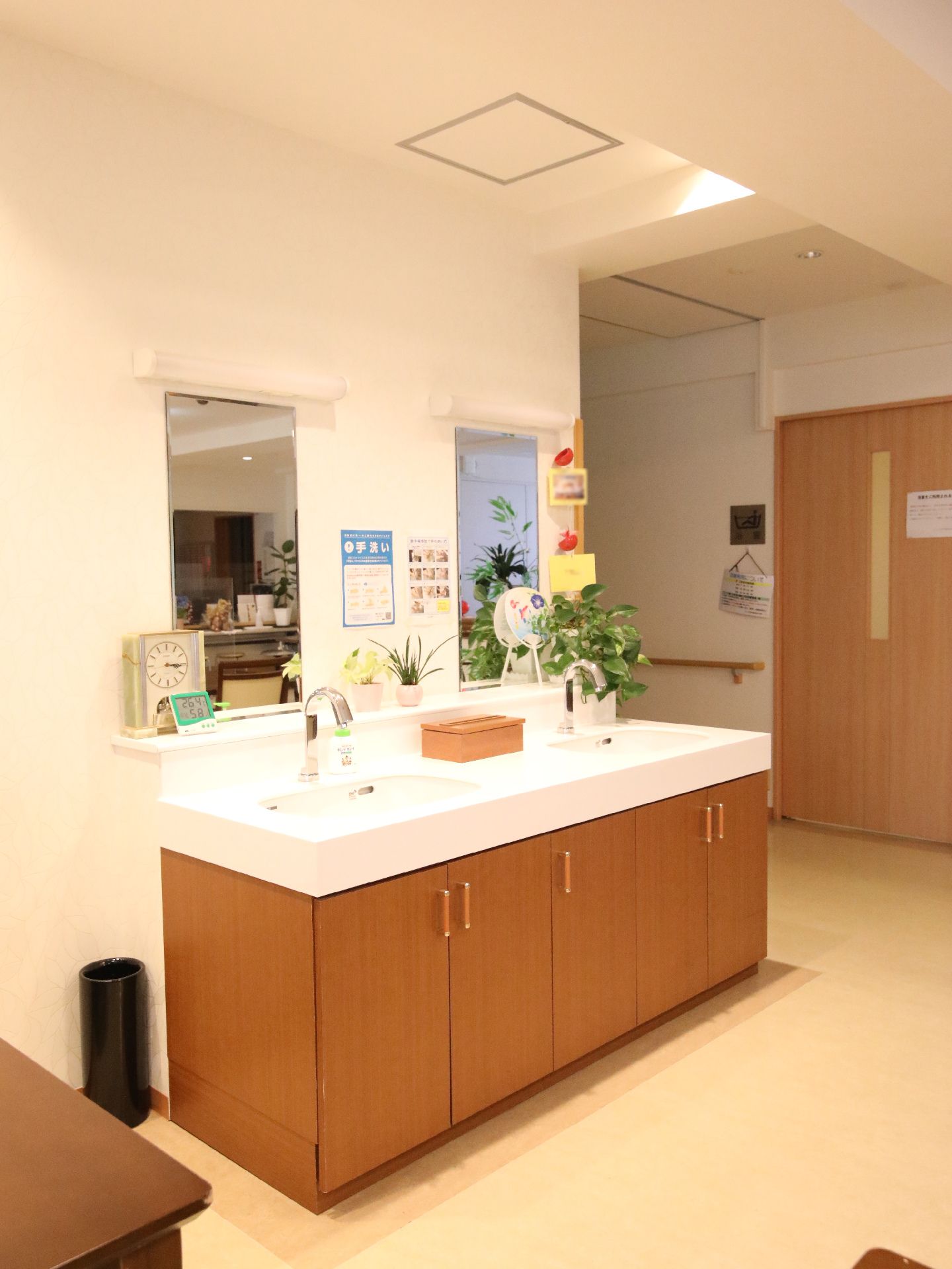 鏡の付いた洗面台