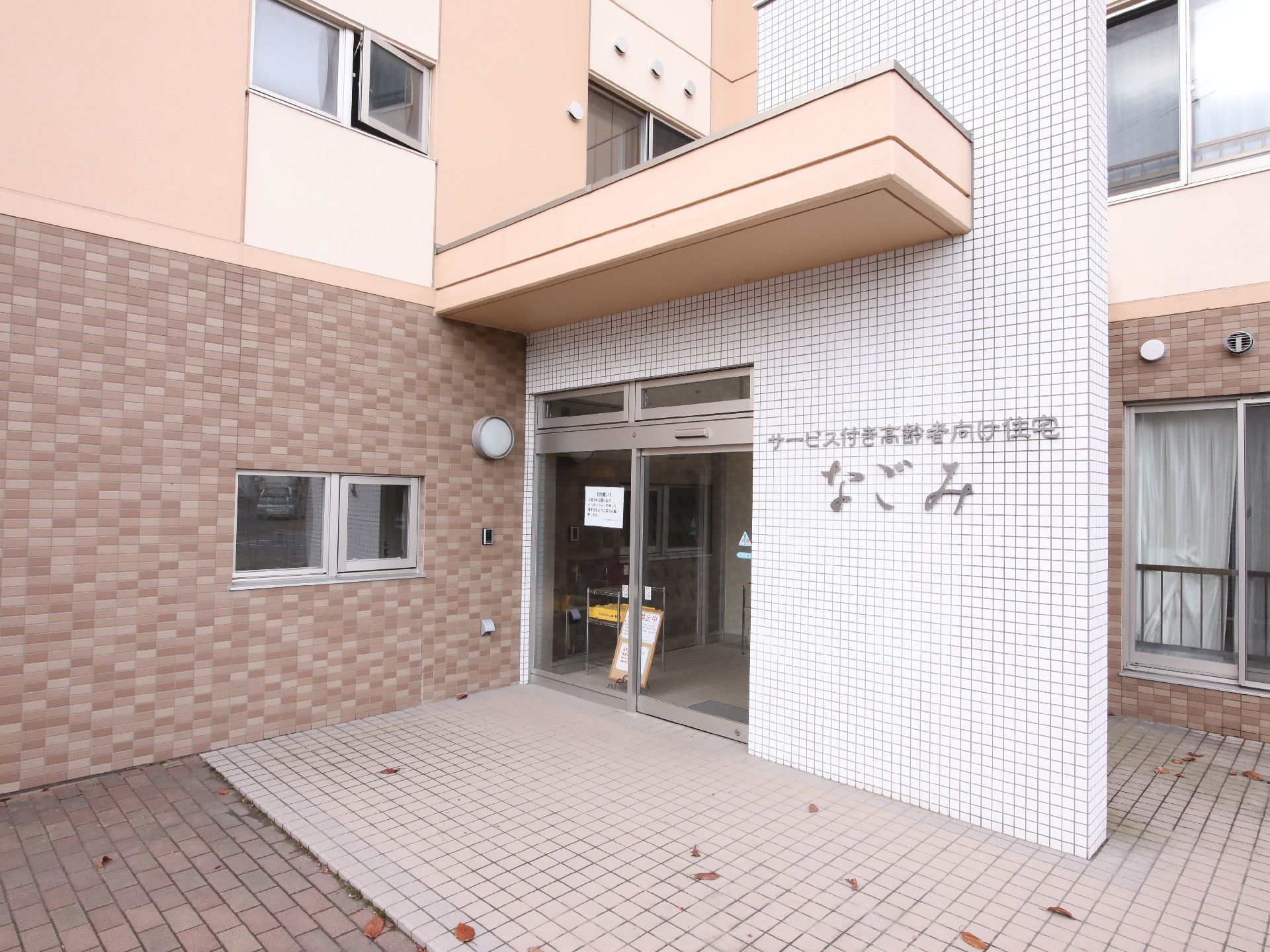 ブラウンとベージュの外壁の建物