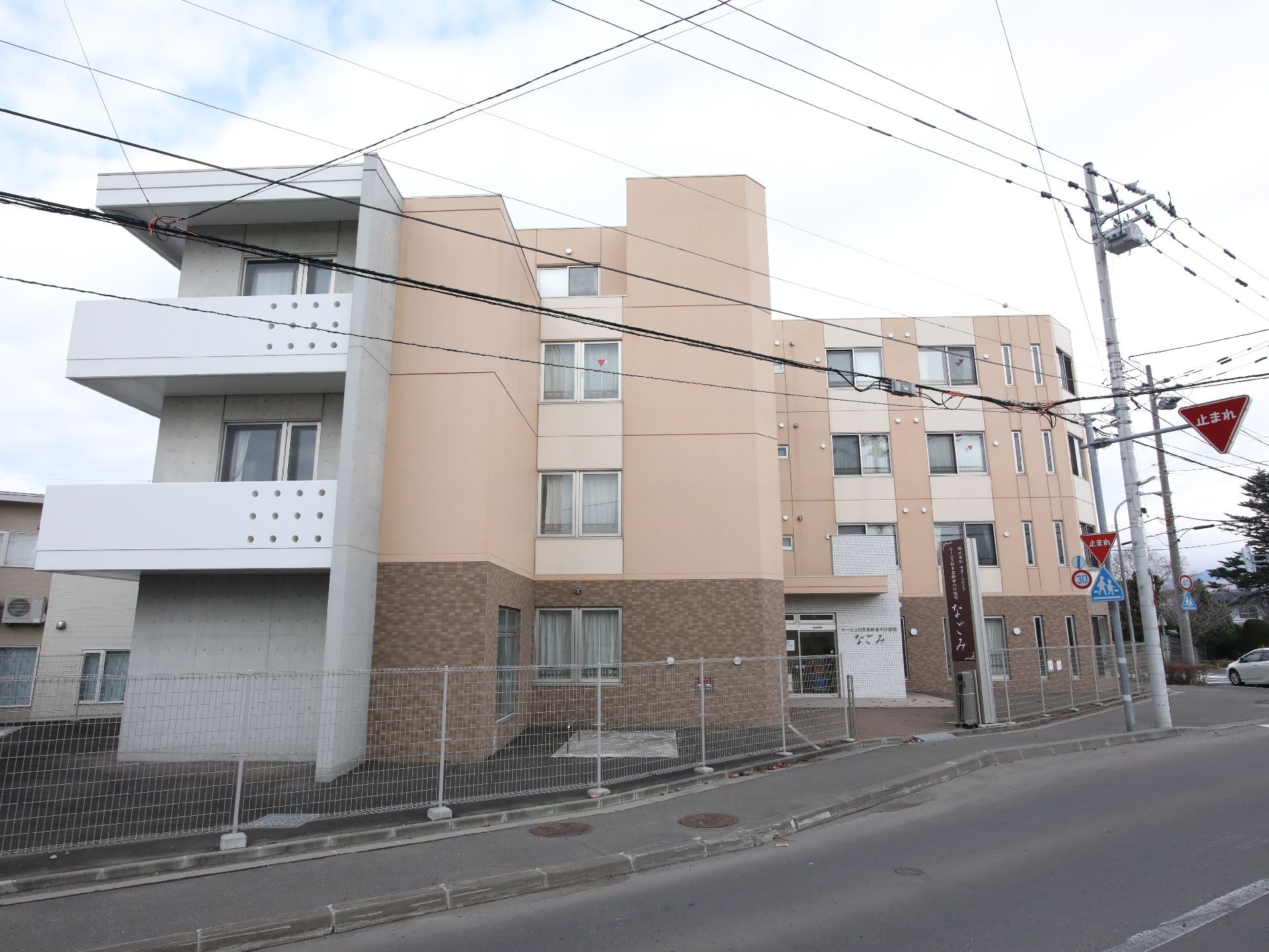 駐車場が付いた４階建ての建物