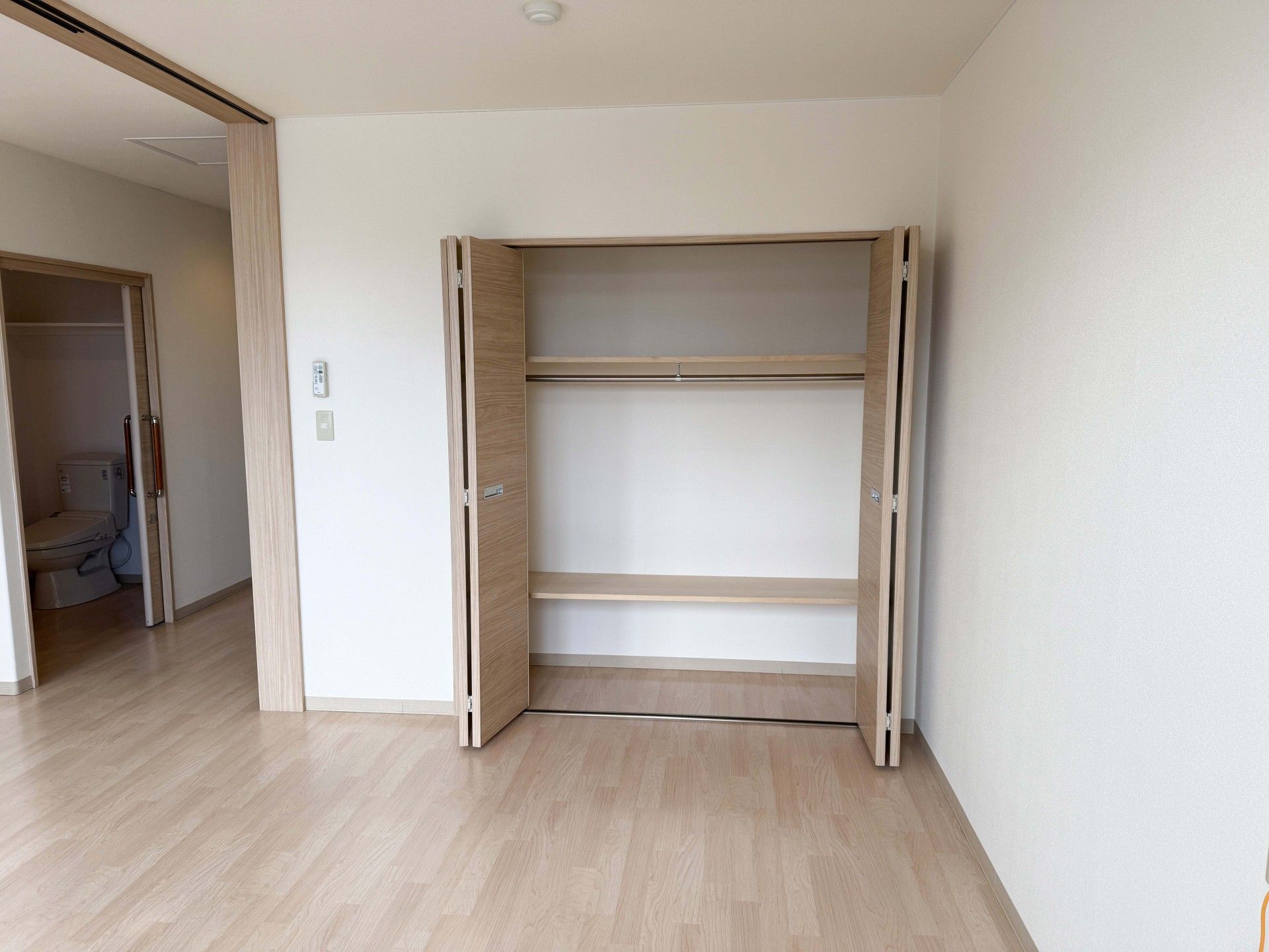 収納とトイレのある部屋