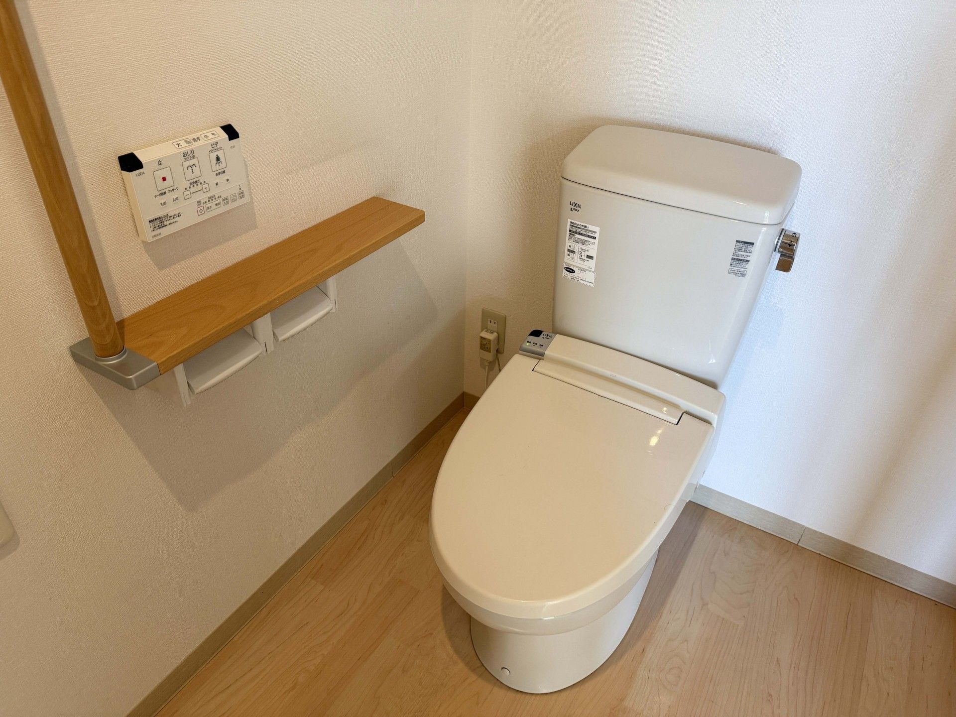手すり付きのトイレ
