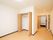 大きなクローゼットが付いた部屋には段差はなく、家具などは置かれていない。