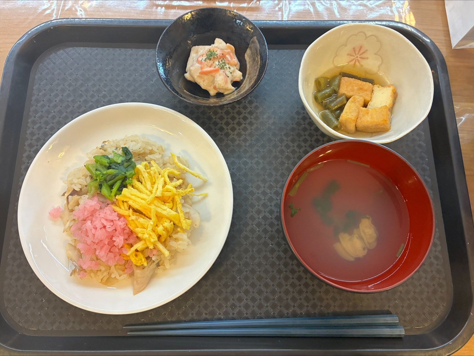 彩り豊かな食事のトレー