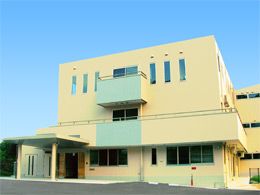 明るい外観の建物