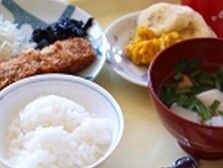 白いご飯に味噌汁、揚げ物のような料理には野菜が添えられ、黄色い食材を使用した料理もある。