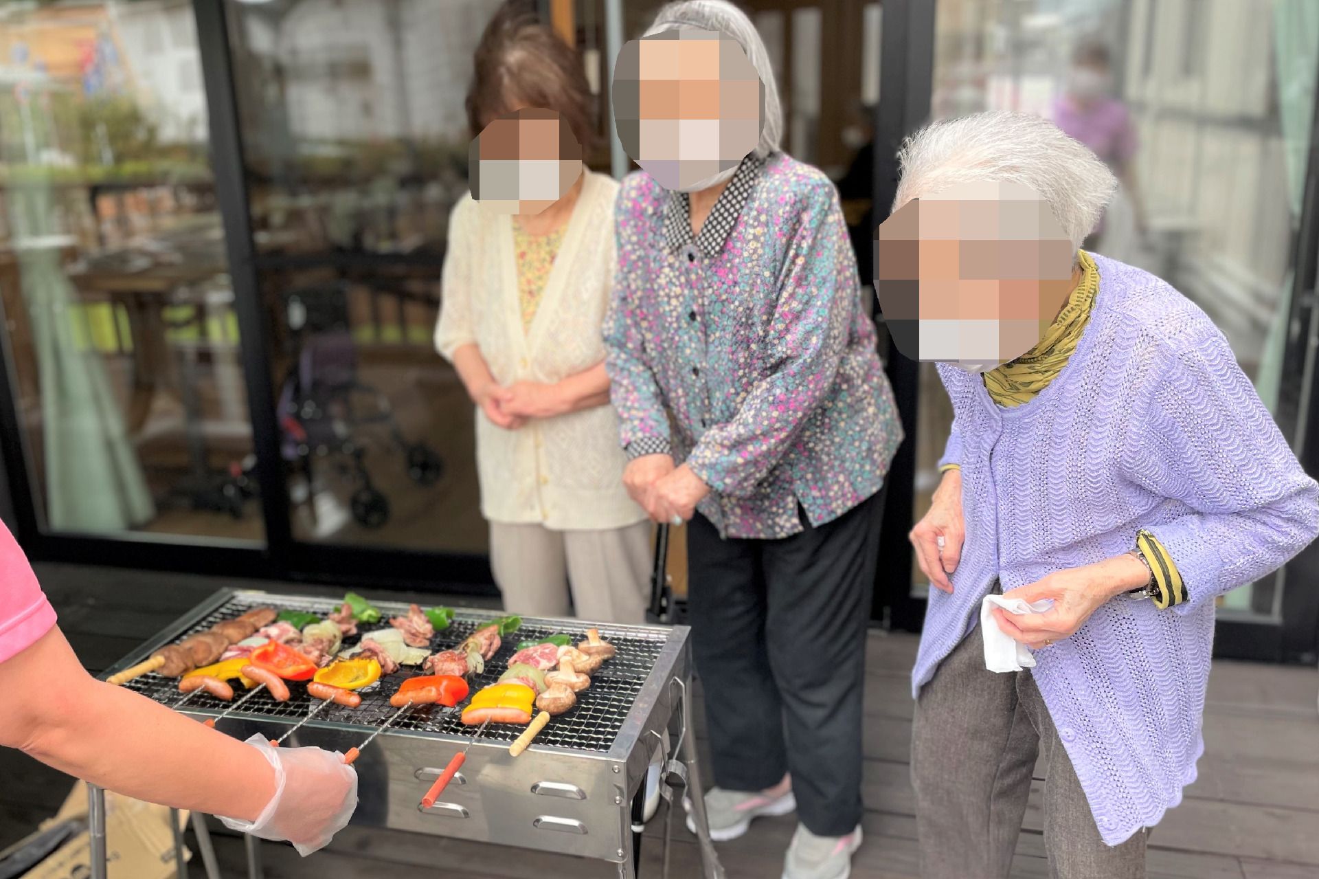屋外でBBQする高齢者