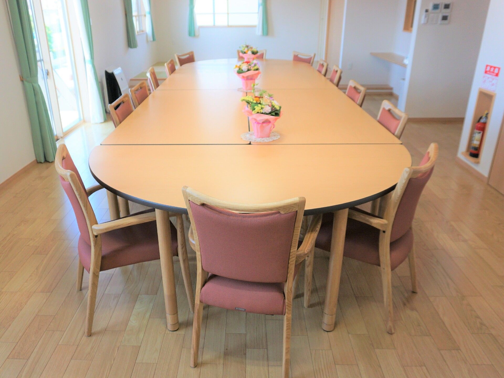 フローリングの床の廊下と両側の扉の写真。長く続く手すりも写っている様子