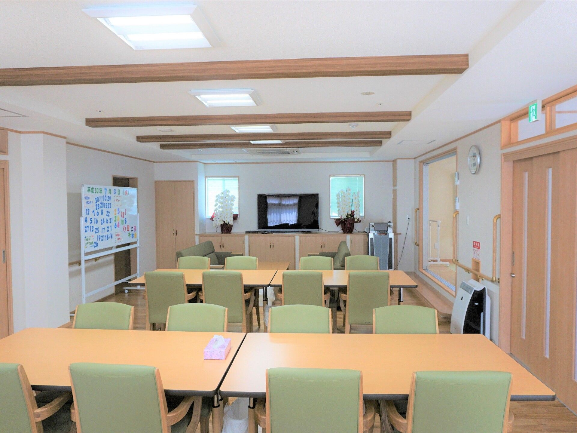 便器の両側に手すりが付いているトイレの様子。洗面台もついている大きめのトイレ