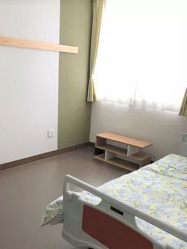 ベッドが置いてある小さなワンルームの居室。長押がついた壁が映っている写真