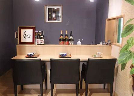 施設内にある小さな茶屋の様子。椅子が並べられている小さなカウンター