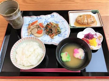 ご飯とみそ汁、つくね、漬物などが盛り付けられた施設内の食事メニュー