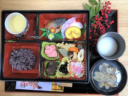 赤飯やお吸い物、伊達巻や茶わん蒸しなどが盛り付けられたお正月の特別メニュー