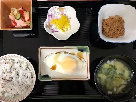 目玉焼きと納豆とゆかりごはんと味噌汁のセット