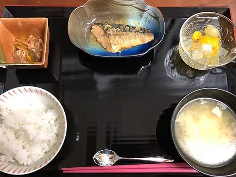 魚の煮付けとごはんと味噌汁とフルーツとゼリーのデザート