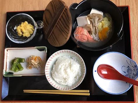 肉や豆腐や野菜の鍋と、ポテトサラダと野菜の煮物