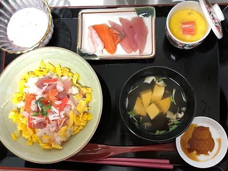 ちらし寿司と茶碗蒸し、刺身と味噌汁とデザートのセット