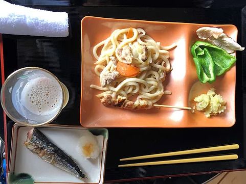 さんまの塩焼きと、焼き鳥と焼うどんのセット