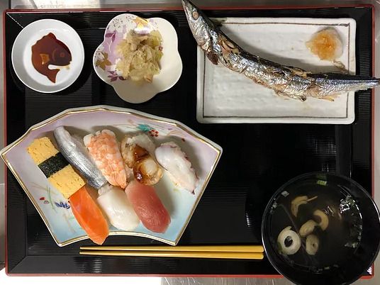 握り寿司とさんまの塩焼きと吸い物のセット