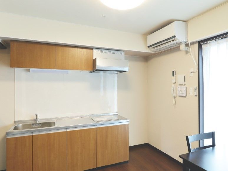 キッチンスペース付きのワンルームタイプの部屋。きれいな今風のデザインが印象的