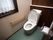 内装は木目調である。面積は広めで、トイレ脇に手すりがついている。リモコンパネルによりボタンで水洗できる。トイレ掃除の道具も置いてある。