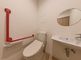 バリアフリー設計のトイレ空間