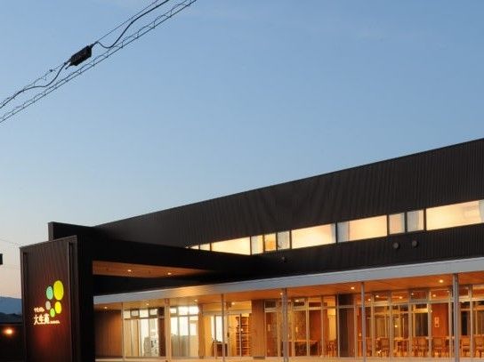 夕暮れ時の外観。２階建ての建物には大きな窓が付き、館内の様子がよく見える。