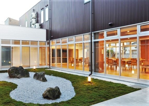 暖色系の照明で温かい雰囲気が漂う食堂。枯山水風の日本庭園が付いている。