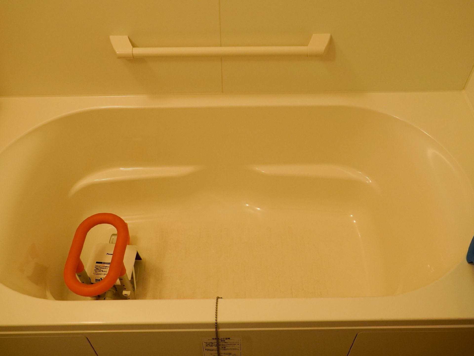 上からのぞいた白い浴槽