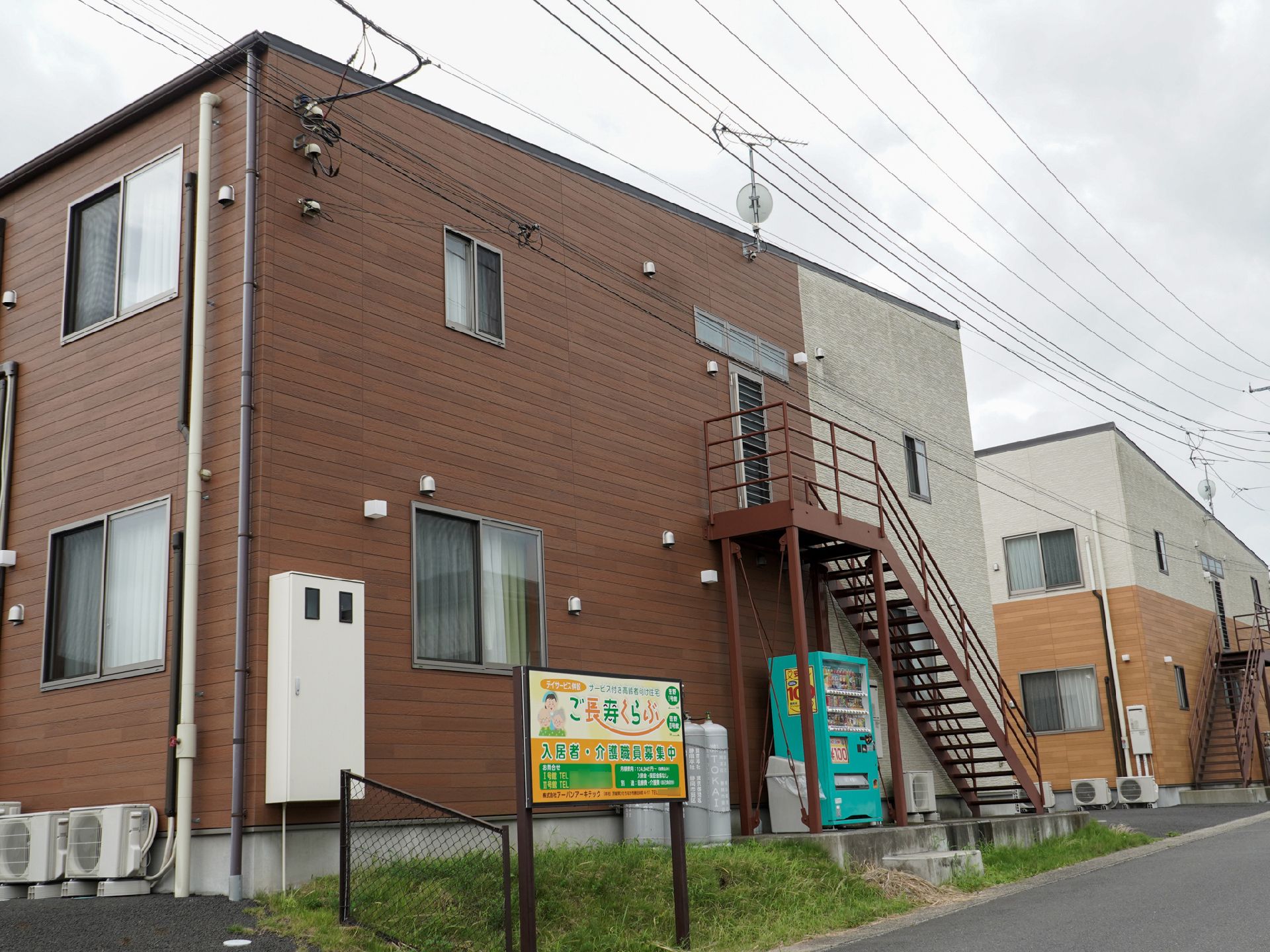 広い駐車場が隣接している茶色い屋根の介護施設