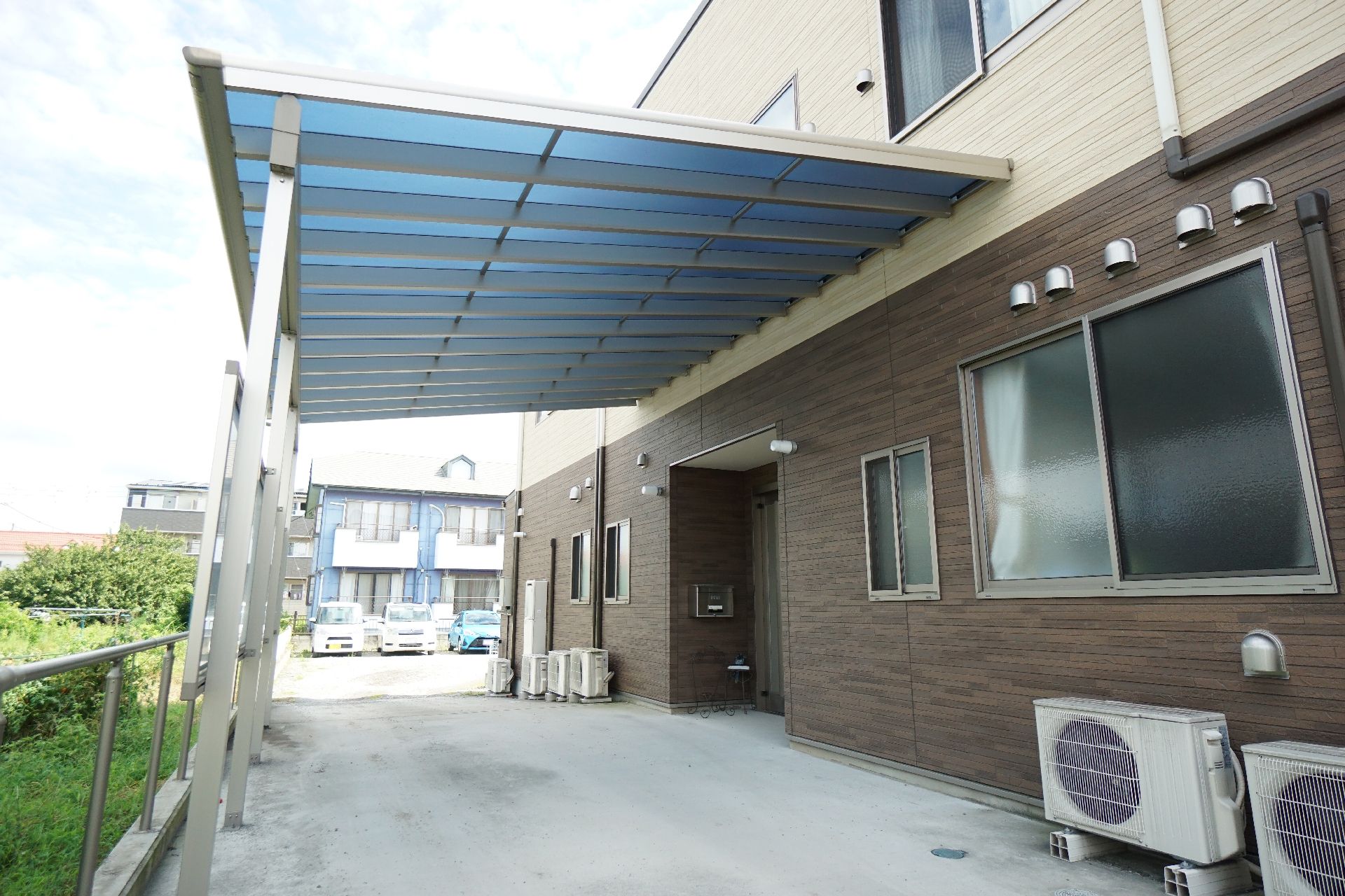 大きな屋根を設置した玄関前