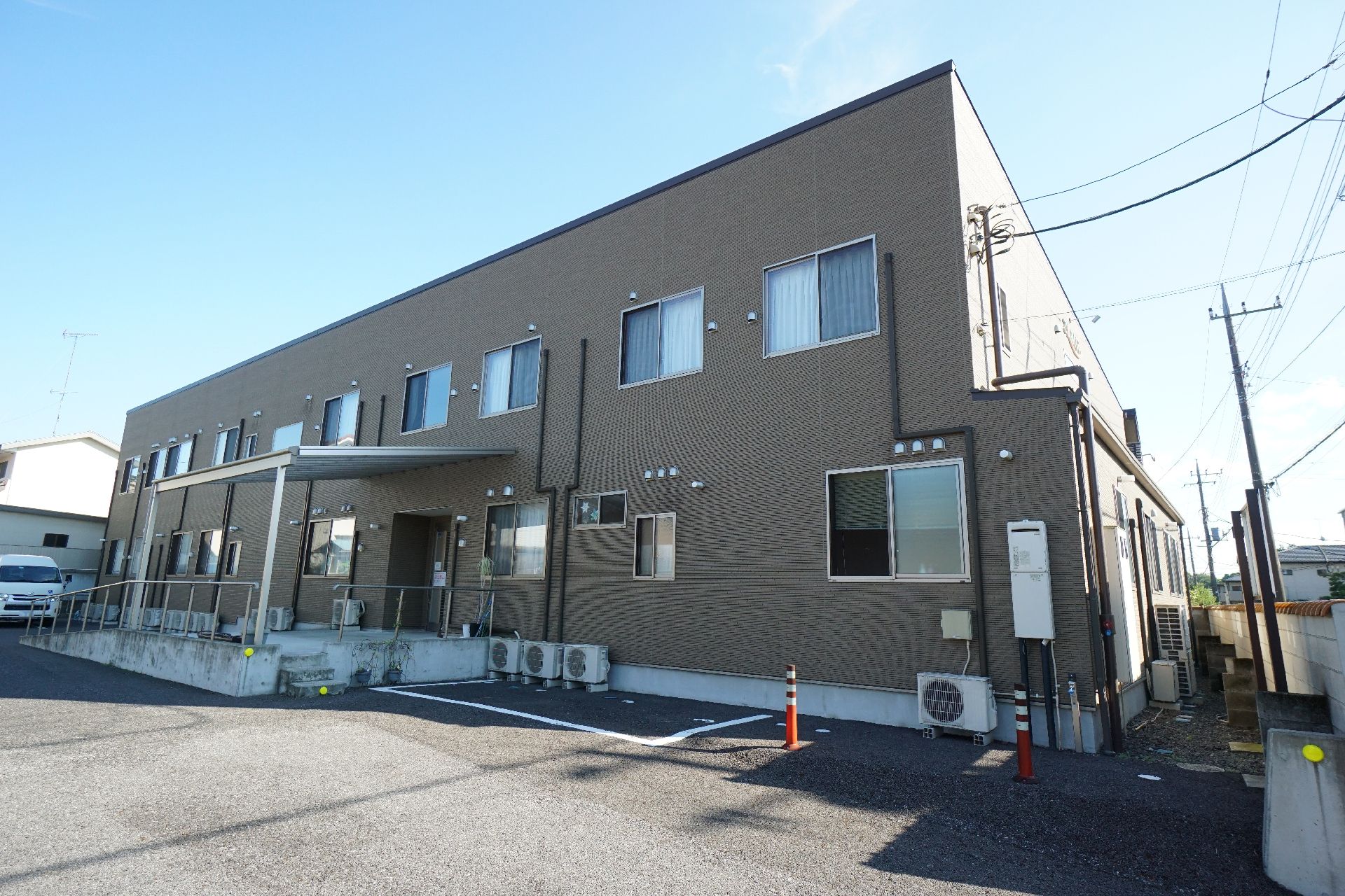 ブラウンを基調とした2階建ての施設