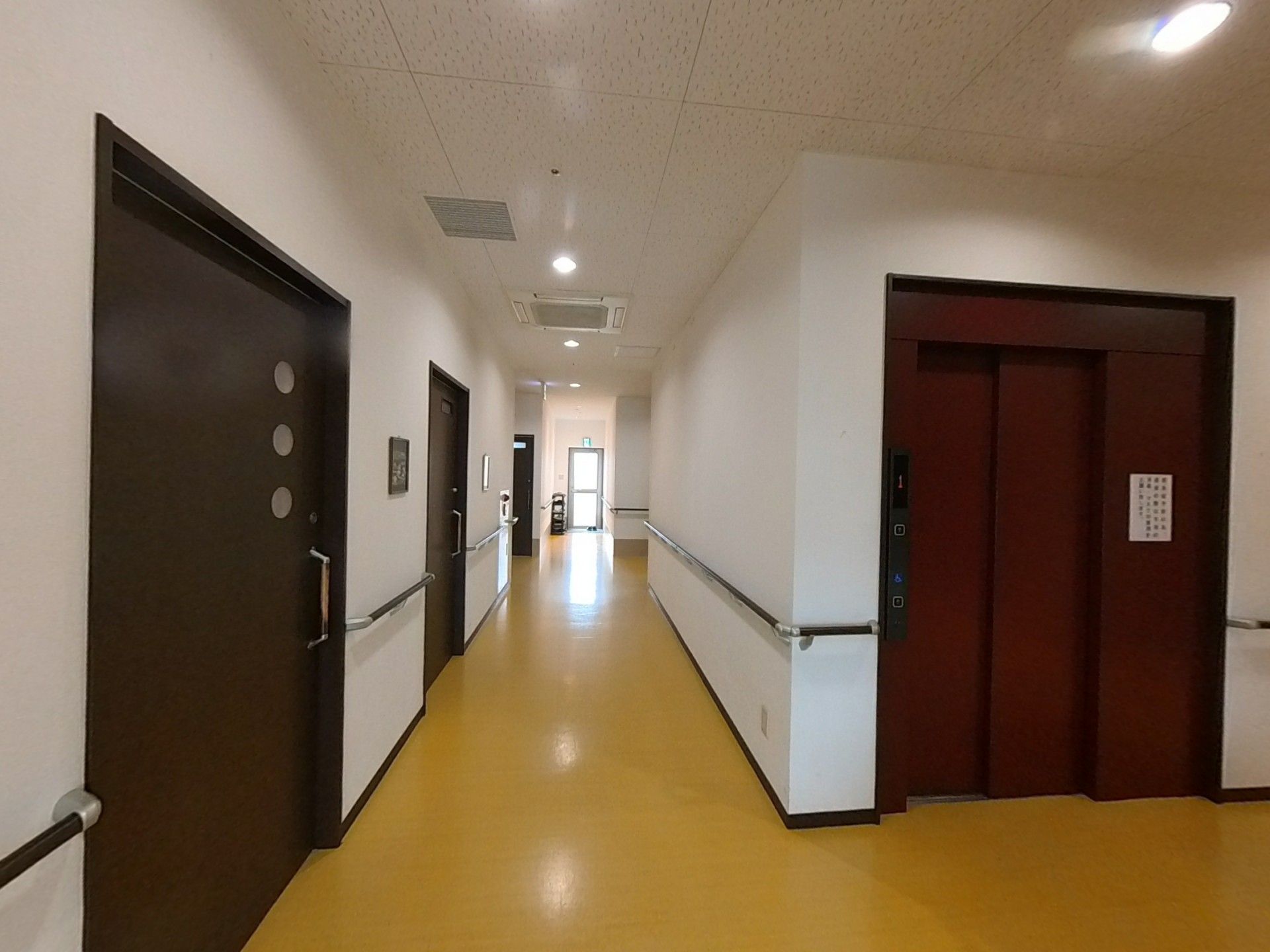 廊下の明るい施設風景