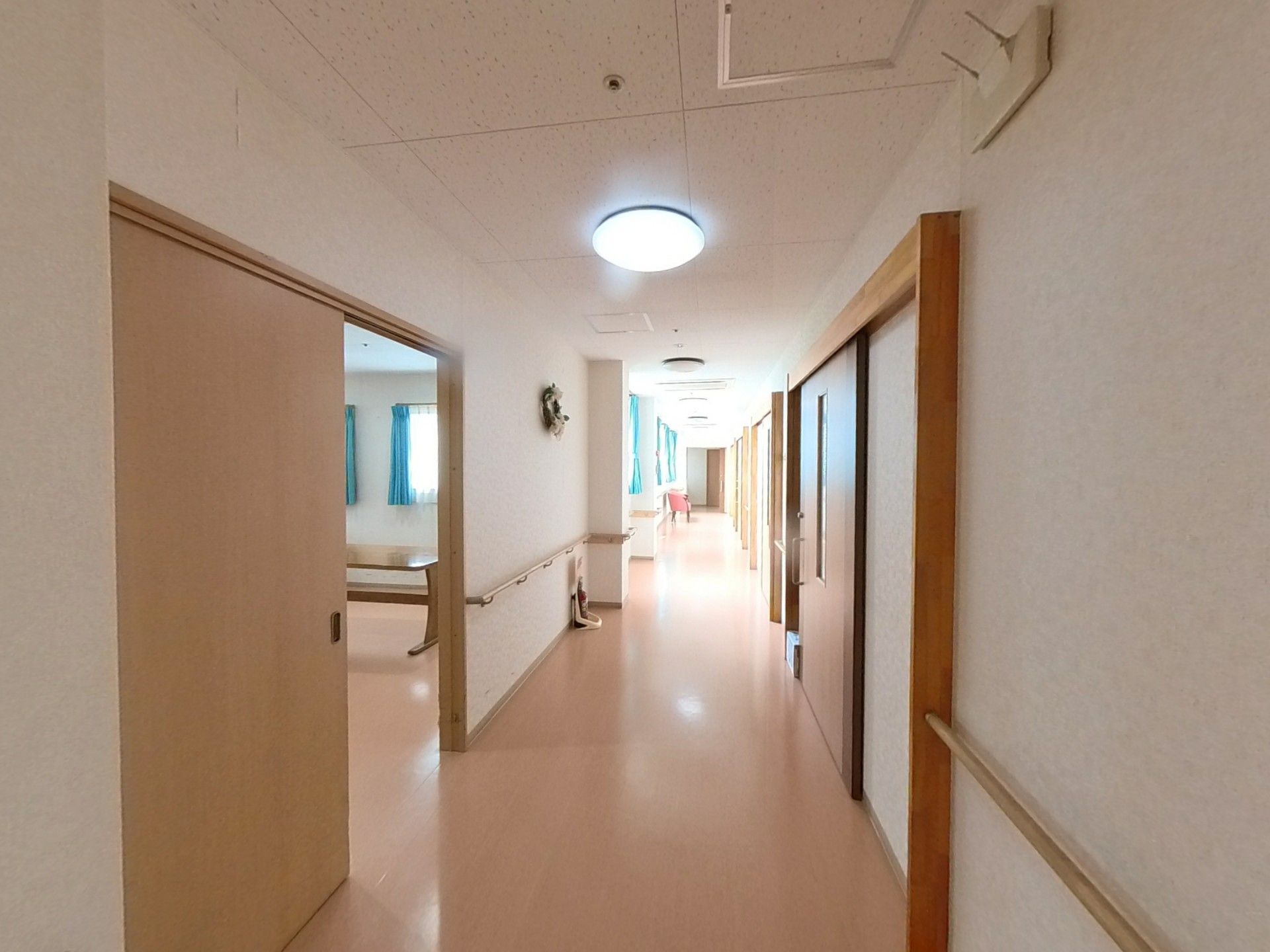 明るく清潔な廊下