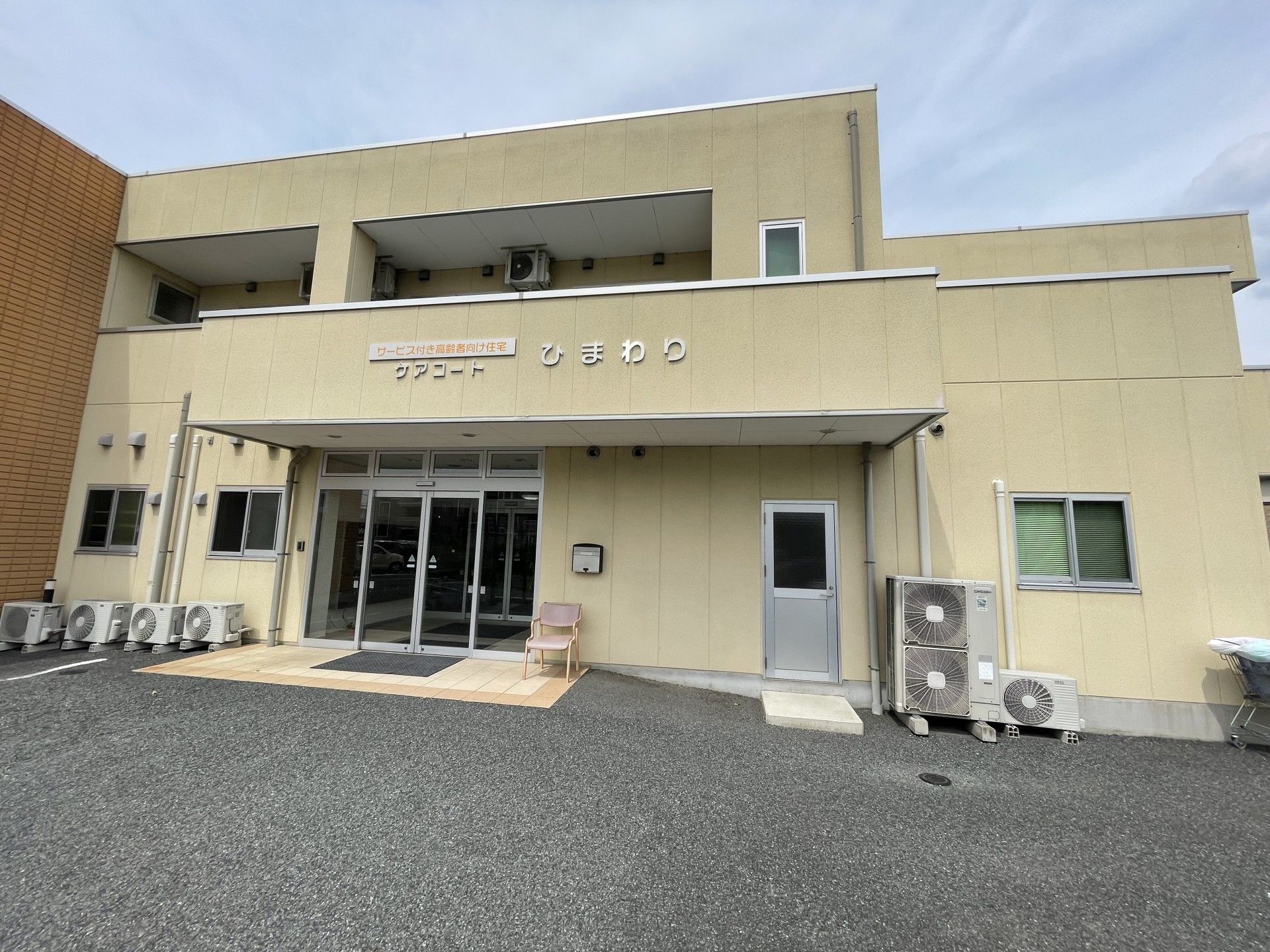 ゆったりとした入口の建物