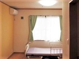 介護用ベッドが付いた個室には大きな窓やエアコンも設置されている。