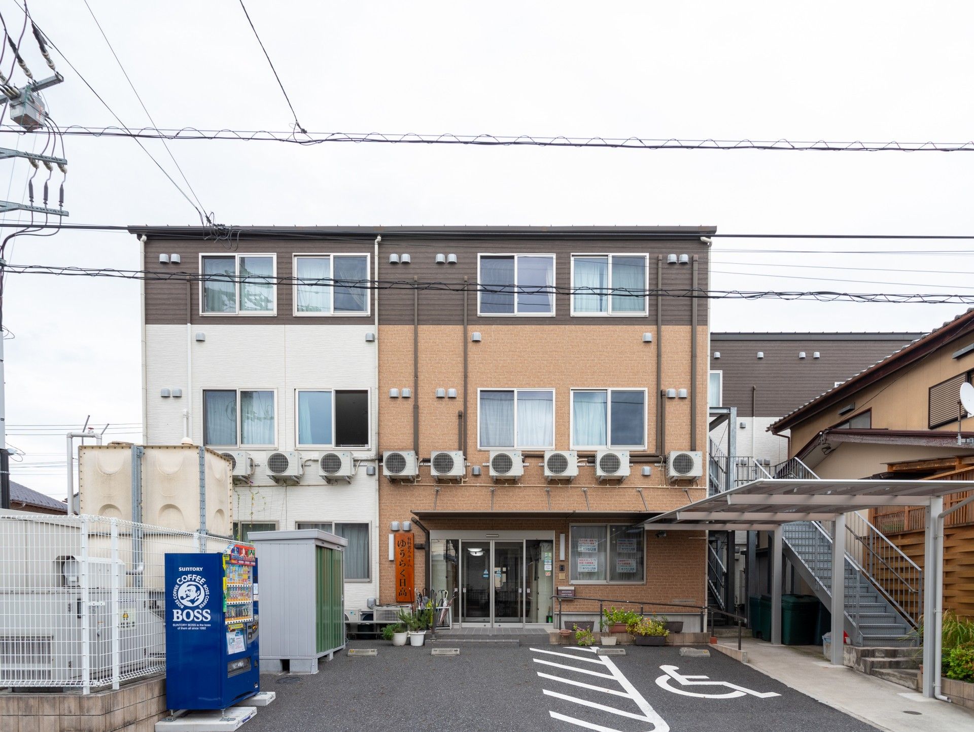 多目的に使える建物正面