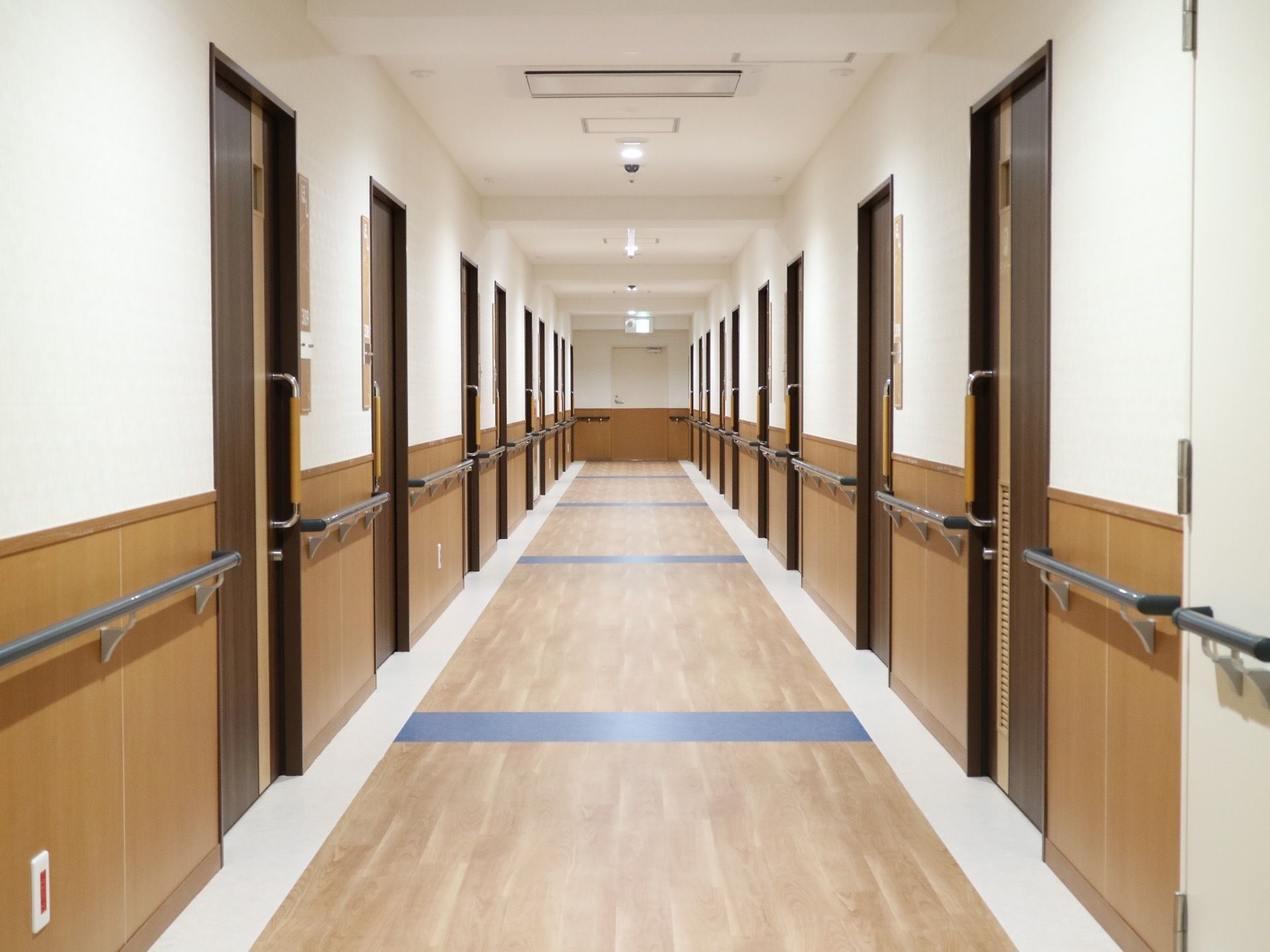 廊下幅が広めにとられており、まっすぐ伸びているので移動しやすい。手すりはできるだけ切れ目がないように、機械室などのドア面にもついている。
