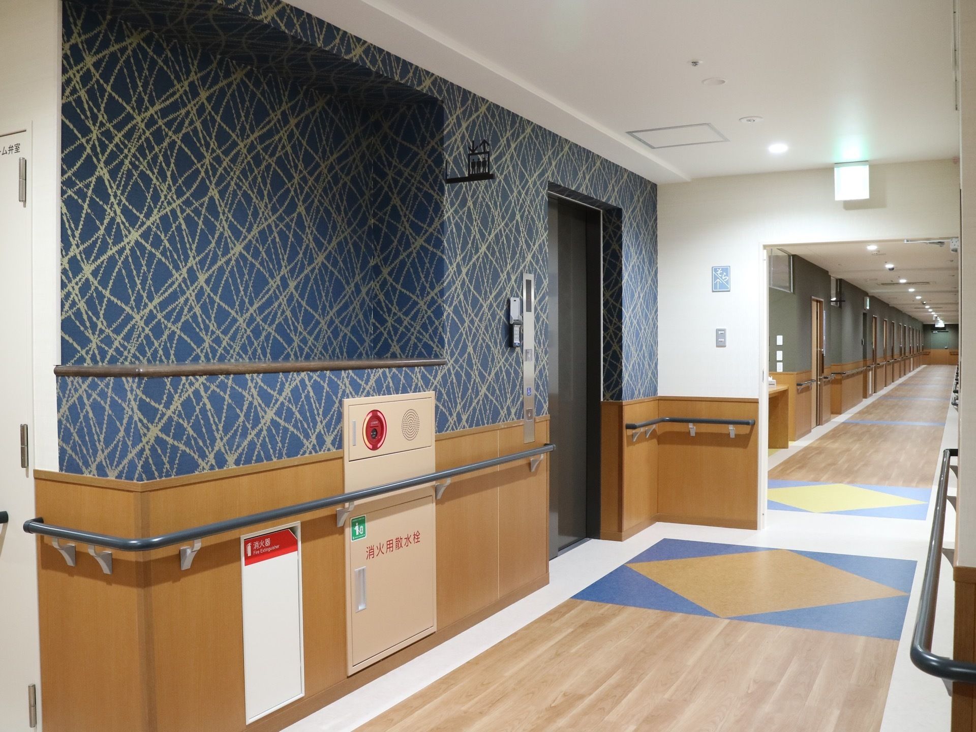 通路には壁に沿って少し低めの位置に手すりが設置されている。足の不自由な方も安心して移動することができる。