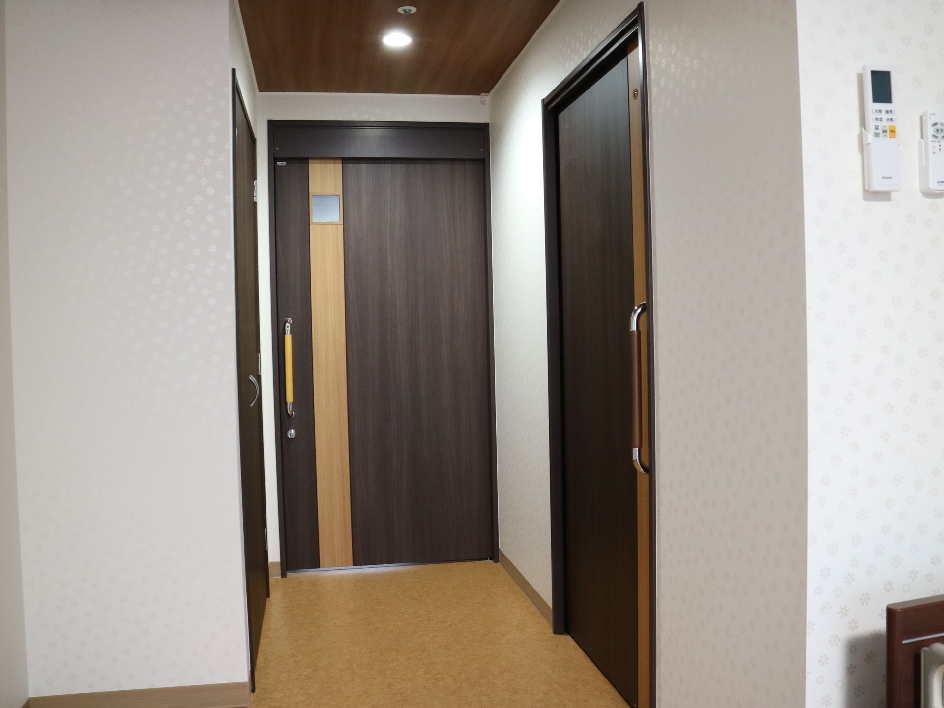 居室のドアは横開きのものが採用され、ドアの開閉によってスペースが占拠されないような工夫が施されている。