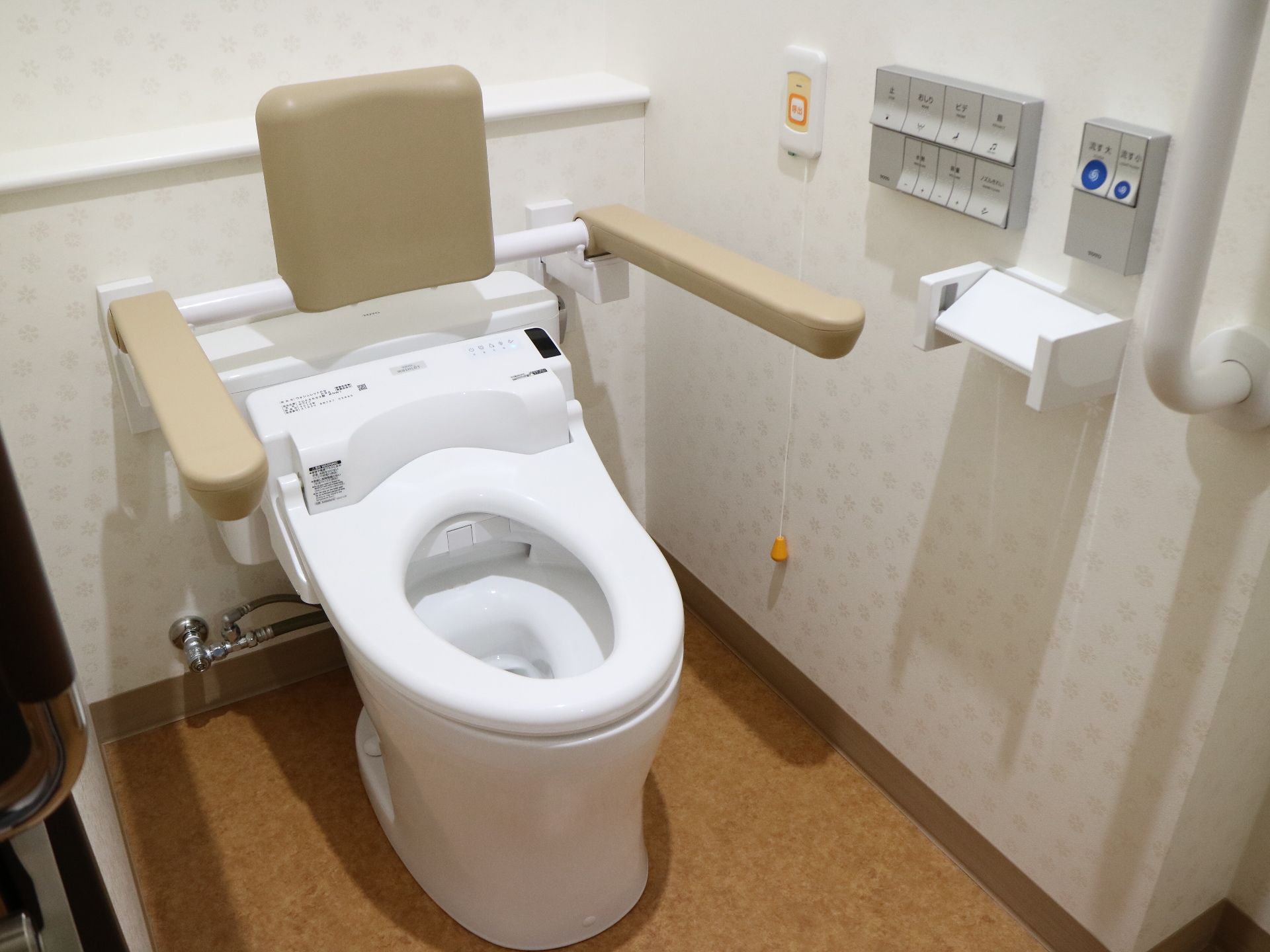 背もたれや手すりが備わっている、温水洗浄便座があるトイレ