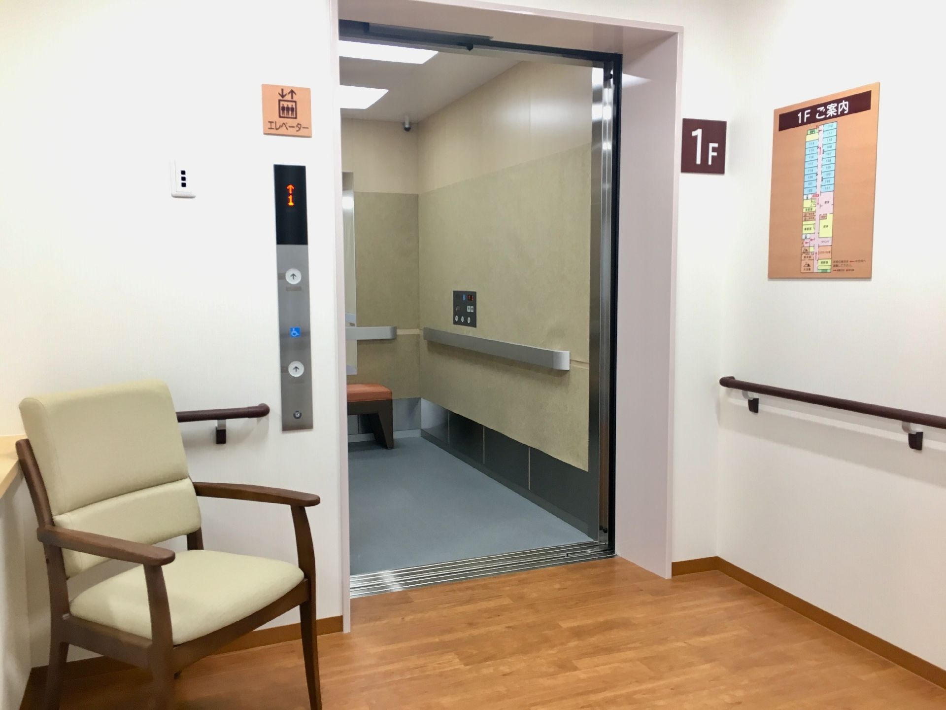 手すりが完備されており、休憩用の椅子が置かれているエレベーターホール