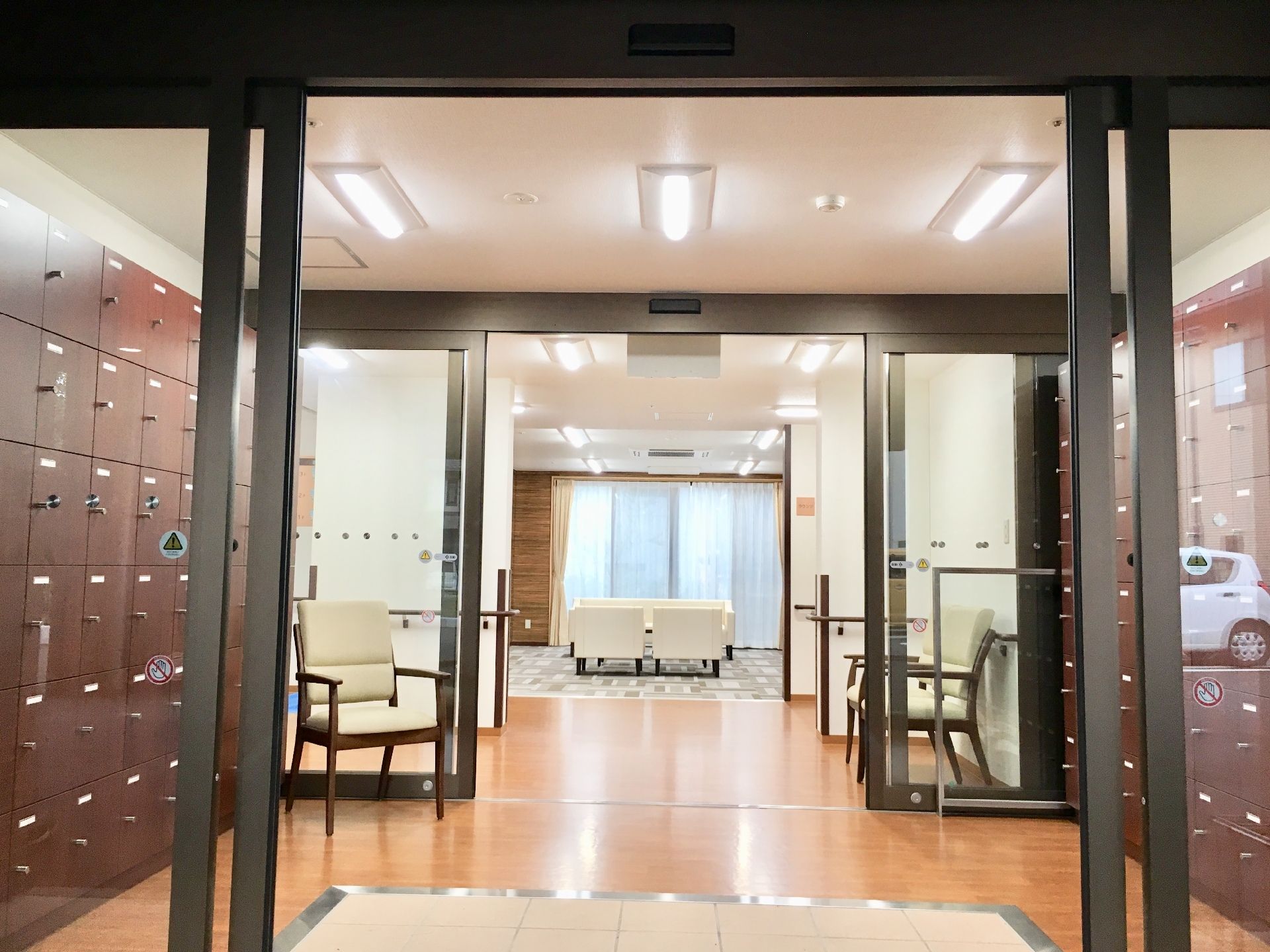 靴の脱ぎ履き用や休憩用の椅子が置かれている、バリアフリー仕様のエントランス