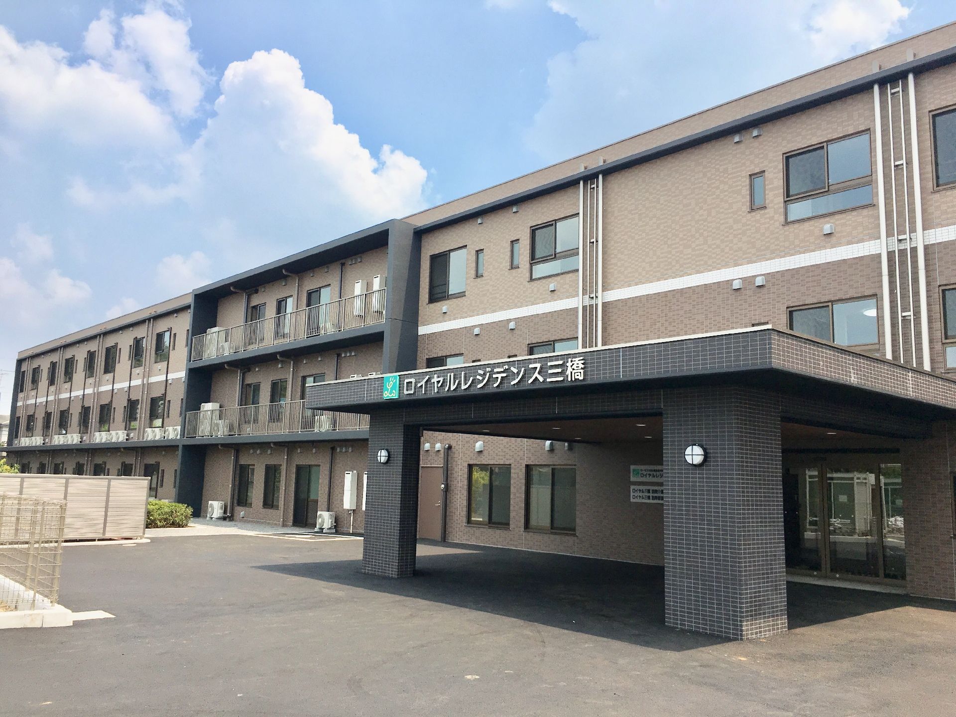 ひとりで部屋でくつろいでいる男性。ホワイトを基調とした部屋で明るい様子が分かる